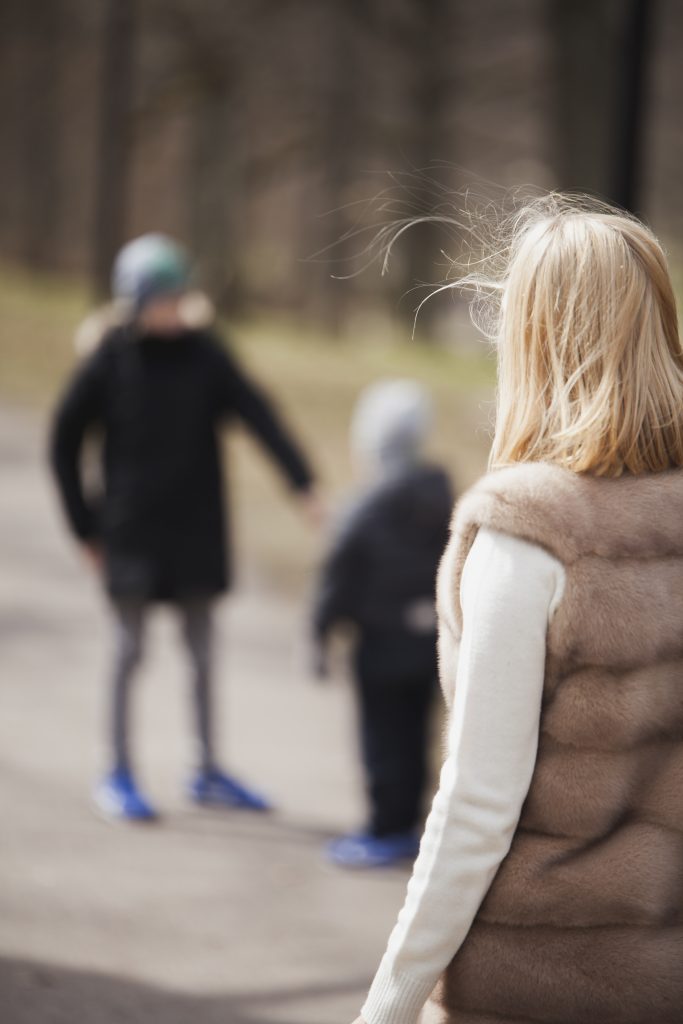 jeune mere blonde regardant ses enfants